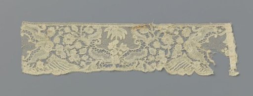 Strip of bobbin lace with palm-tree-like appliqué