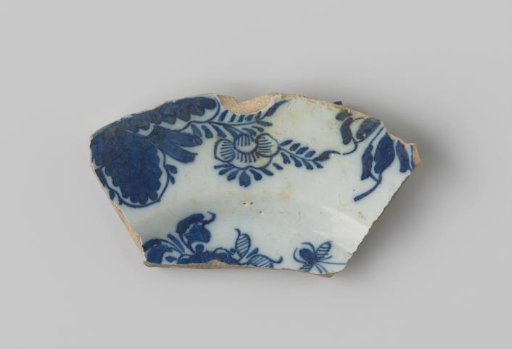 Sherd of white-firing earthenware, with a decoration on the front of flowers in blue