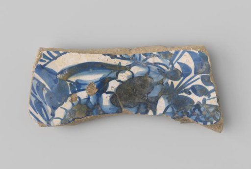 Sherd of white-firing earthenware, with a decoration on the front of plants in blue