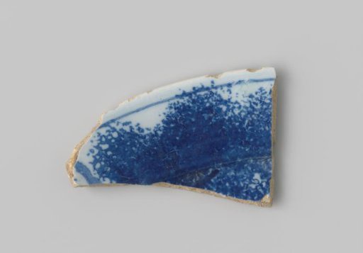 Fragment of white-firing earthenware, with a painting in blue on a white ground on the outside
