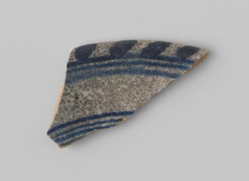 Fragment of reddish-firing earthenware, with a painting in blue on a grey ground on the outside