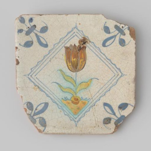 Tile (damaged) with a red-fired shard, with white glaze, featuring a drawing in blue, yellow, green, and orange of a tulip in a diamond shape, and blue ornaments in the corners of the tile.