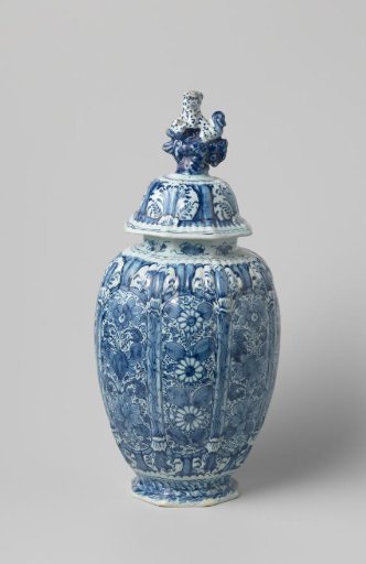 Lid of vase of faience
