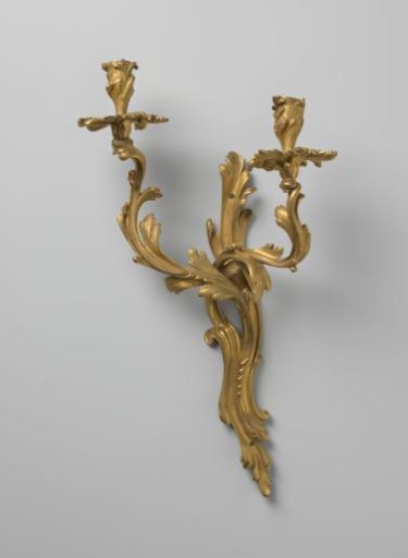 Wall arm of polished copper, the parts of which are composed of leaf forms and leaf volutes