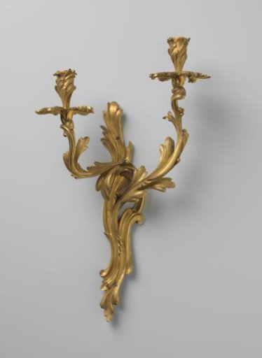Wall arm of polished copper, the parts of which are composed of leaf volutes and leaf forms