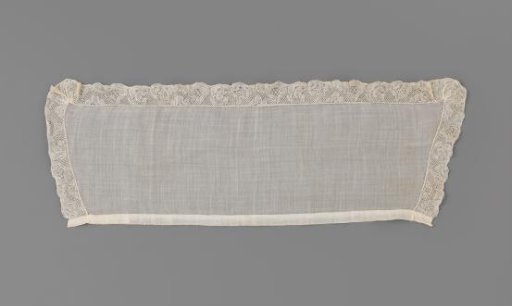 Collar of linen batiste with a smooth applied strip of bobbin lace with roses and scalloped edge