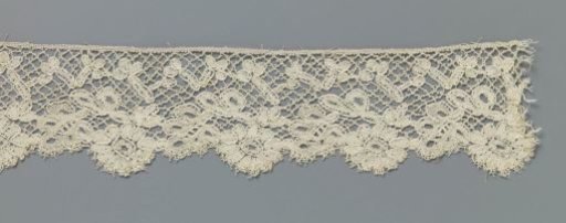 Strip of bobbin lace with scallop edge of alternating rosette flower and five-lobed leaf