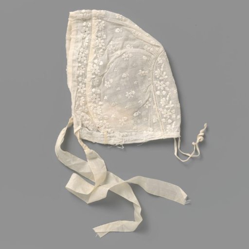 Batiste child's cap, embroidered with garlands and loose flowers and leaves