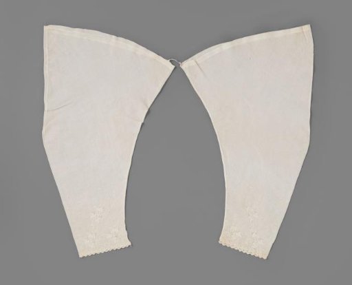 Under-sleeve of batiste, with attached cuff with white embroidery
