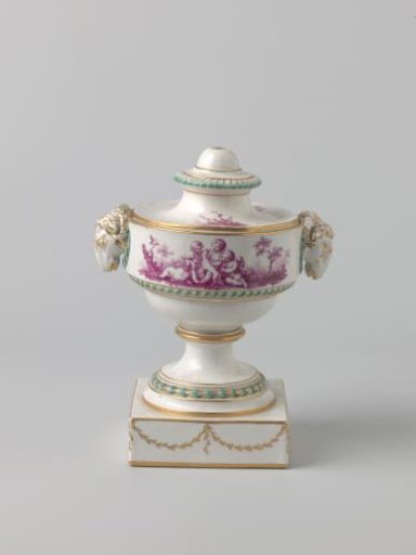 Lid of a vase painted with musical instruments