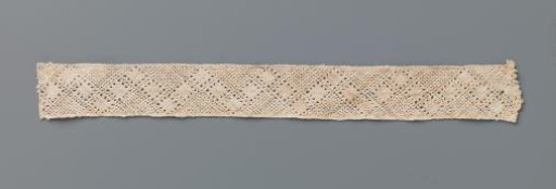 Insert of bobbin lace with a geometric zigzag pattern