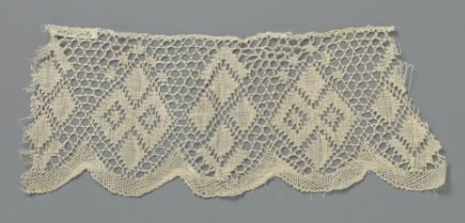 Bobbin lace strip with two alternating rhomboid compositions