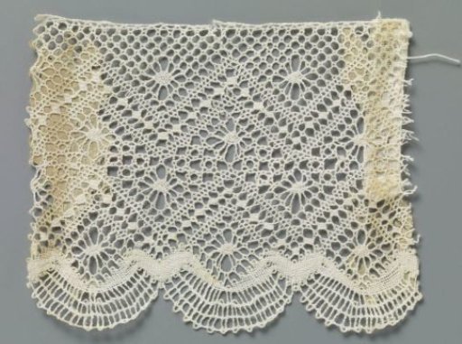 Strip of bobbin lace with two zigzag bands and fan shells