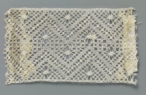 Insert of bobbin lace with two zigzag bands