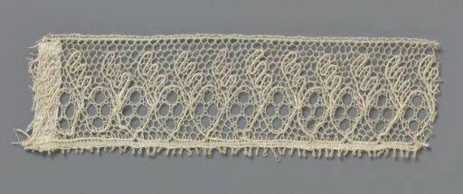 Border of bobbin lace with standing ovals and a one-sided feathered leaf