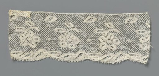 Strip of bobbin lace with rosette flowers