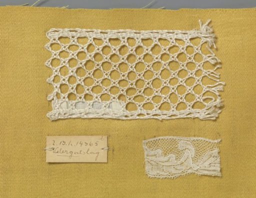 Steel bobbin lace with coarse thread as an example of a looped mesh ground