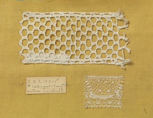 Steel bobbin lace with coarse thread as an example of an extra reinforced looped mesh ground