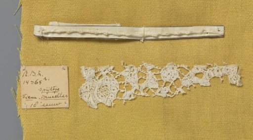 Steel bobbin lace with coarse thread as an example of a picoted plait as used among others in Brussels bobbin lace