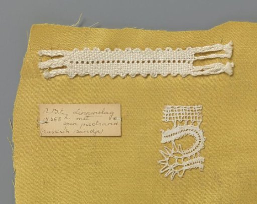 Steel bobbin lace with coarse thread as an example of a ribbon in linen stitch with open picot edge, accompanied by a lace fragment where this technique is applied