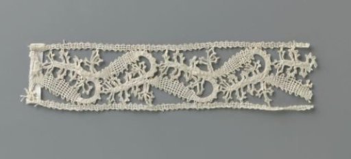 Insert of bobbin lace with notched U-shaped motifs