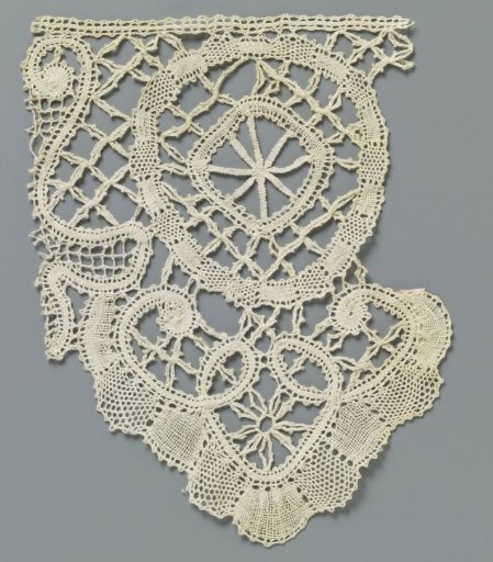 Strip of bobbin lace with a star in a heart-shaped shell and circle