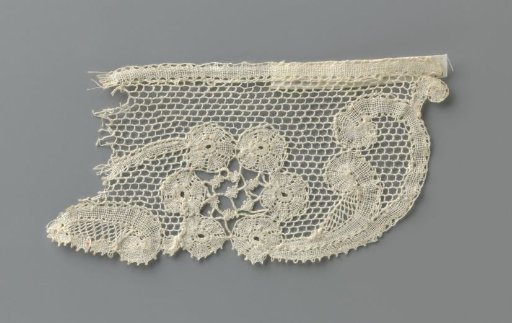 Strip of mixed lace with a wreath of rosette flowers