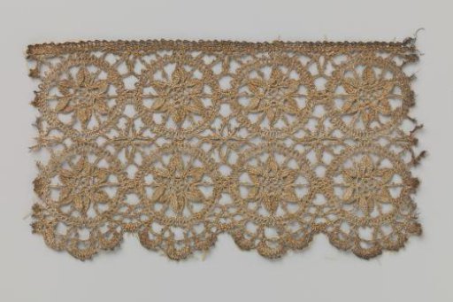 Strip of gold lace with two rows of circles with six-pointed flowers