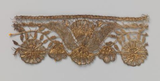 Strip of gold lace with fans and circles around a V-shape