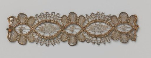 Strip of gold lace with lobed pointed ovals