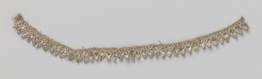 Strip of silver lace with narrow pointed shells