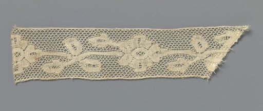 Insert of bobbin lace with a continuous pattern of curved rose branches