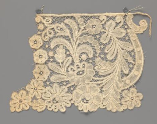 Strip of bobbin lace with cup flower and plume flower between rosette flowers
