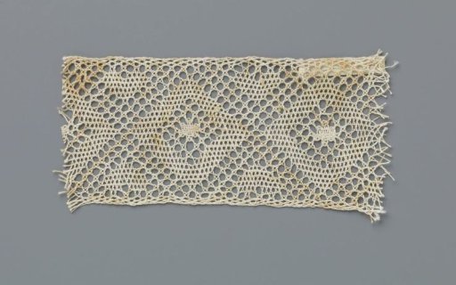 Strip of bobbin lace with a row of diamond-shaped fields with hearts between them