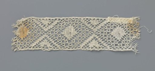 Strip of bobbin lace with a diamond in a diamond-shaped field formed by triangles