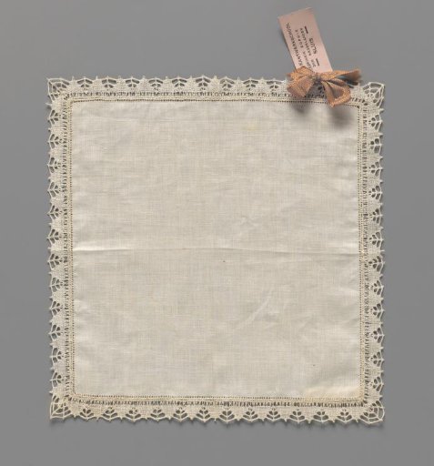 Linen handkerchief trimmed all around with a border of bobbin lace with a triangular pattern