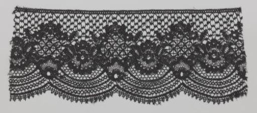 Strip of bobbin lace with semi-circular shells and rosettes between diamonds