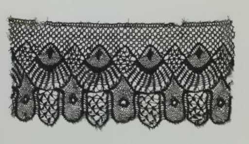 Strip of Bobbin Lace with Three Long Lobes under Hanging Fans