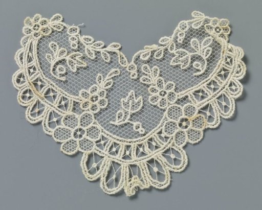 Appliqué with heart shape of machine-made lace