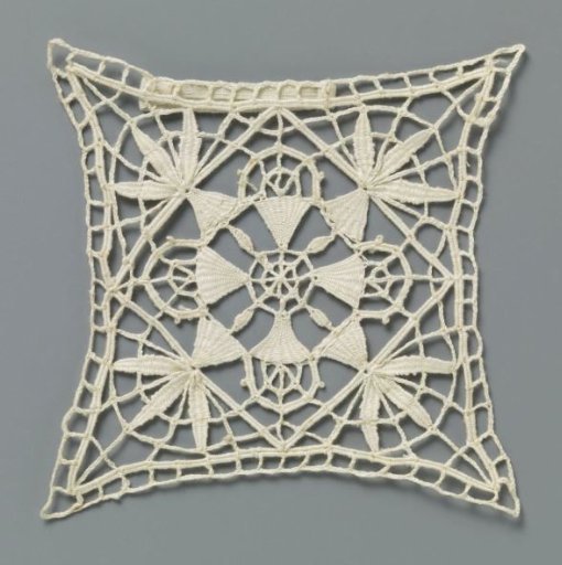 Inlay of bobbin lace with circles in a diamond field