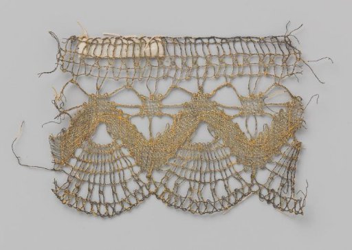 Strip of gold lace with zigzag