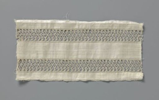 Strip of textile containing two lace strips with diamond shapes