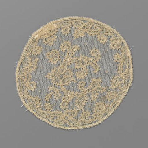 Round tablecloth of lace embroidery
