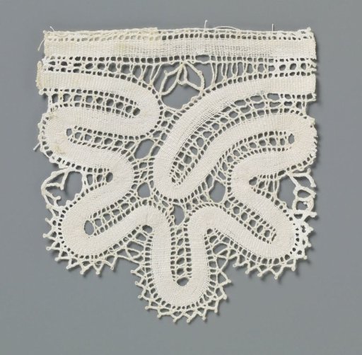 Strip of bobbin lace with lobes formed by a ribbon