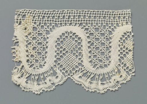 Strip of bobbin lace with regularly wavy line and fan shells