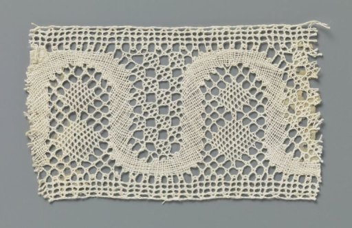 Insert of bobbin lace with regularly wavy line
