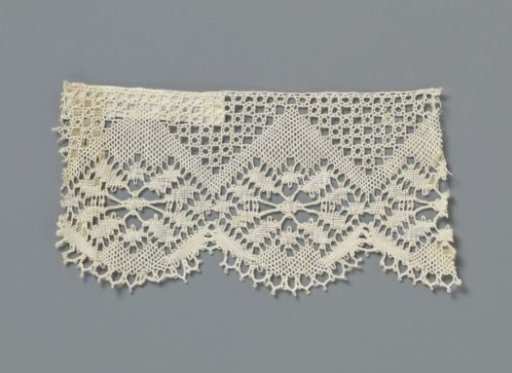 Strip of bobbin lace with a drop-shaped motif