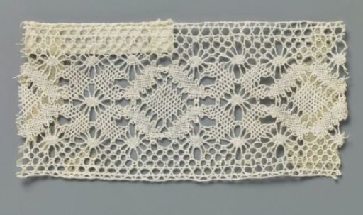 Insert of bobbin lace with a row of diamonds surrounded by pointed ovals
