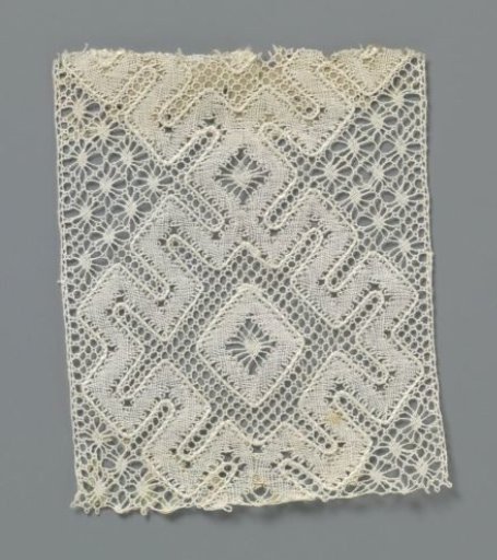 Insert of bobbin lace with squares formed by bands laid in U-shapes