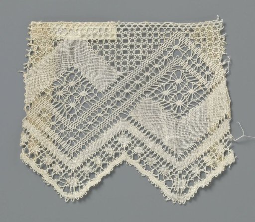 Strip of bobbin lace with diamonds between a double zigzag band